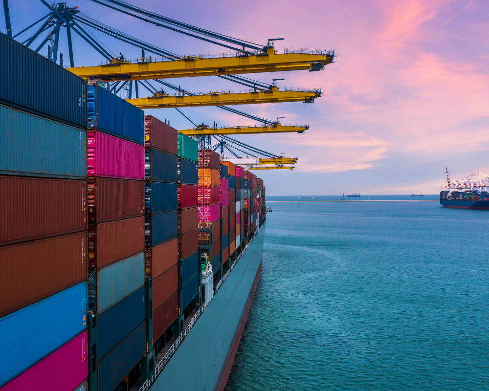 tovorna ladja na morju