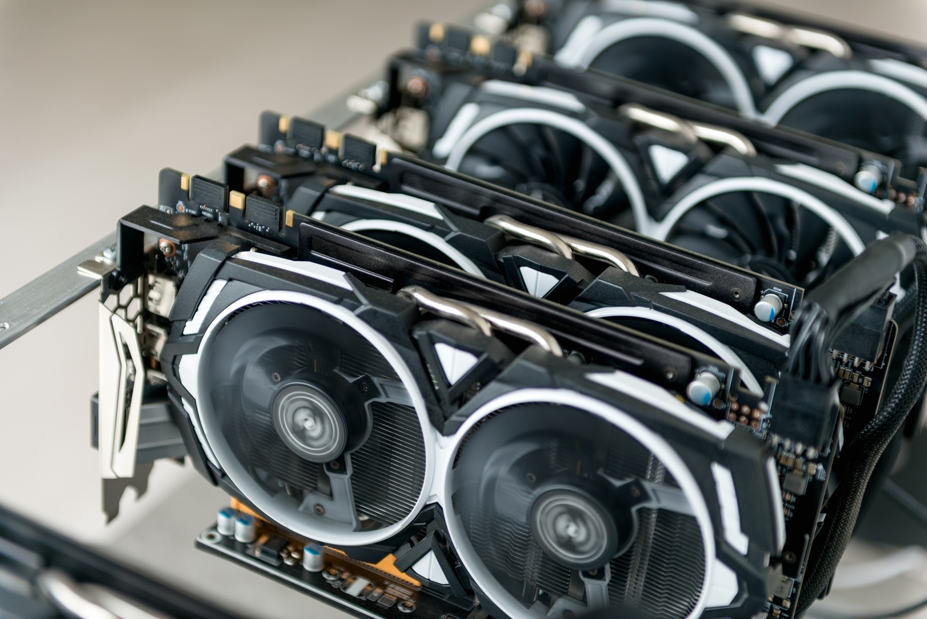 Več grafičnih procesorjev (GPU) z velikimi hladilnimi ventilatorji