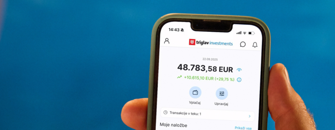 Telefon v rokah osebe z odprto aplikacijo Triglav Investments