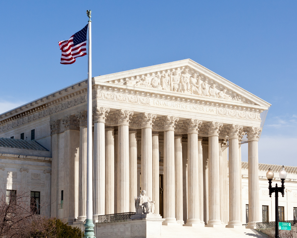 Zgradba vrhovnega sodišča v Washingtonu ob sončnem dnevu