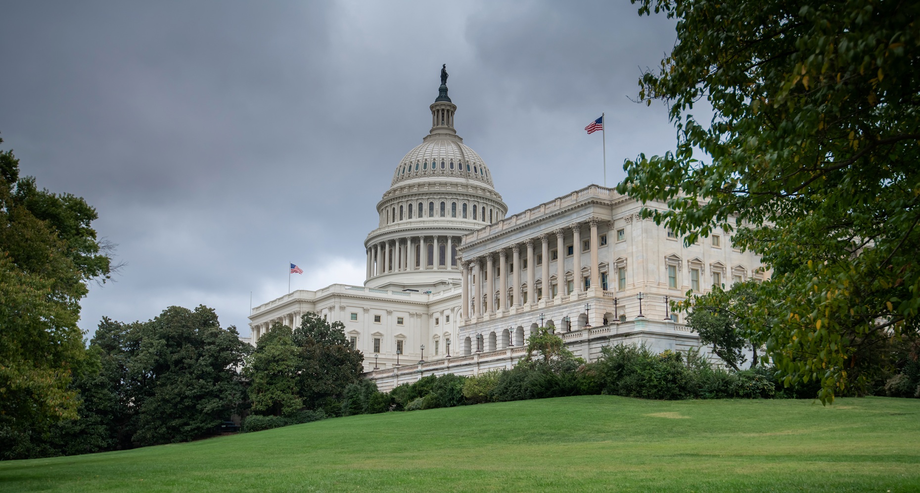 Stavba ameriškega Kapitola v Washingtonu pod oblačnim nebom