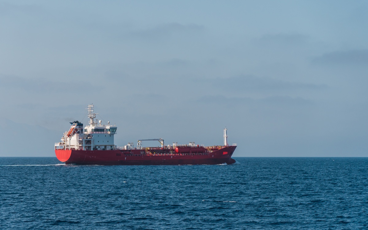 Naftni tanker pluje po odprtem morju, simbol globalne oskrbe z energijo in trgovine z nafto