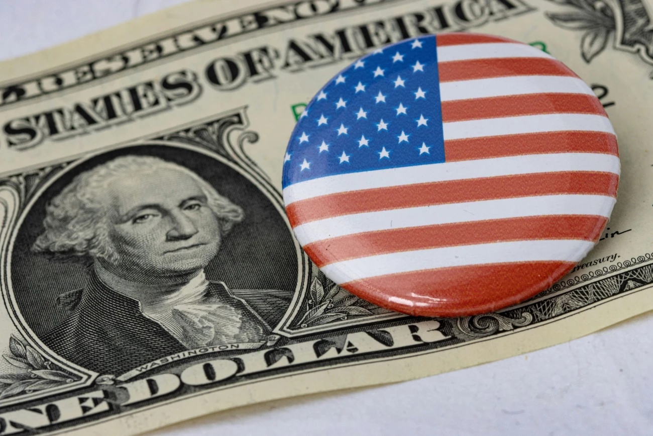 Ameriski bankovec s priponko ameriske zastave 9.6.2025