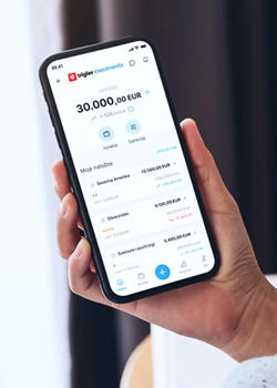 Roka, ki drži telefon z odprto aplikacijo Triglav Investments