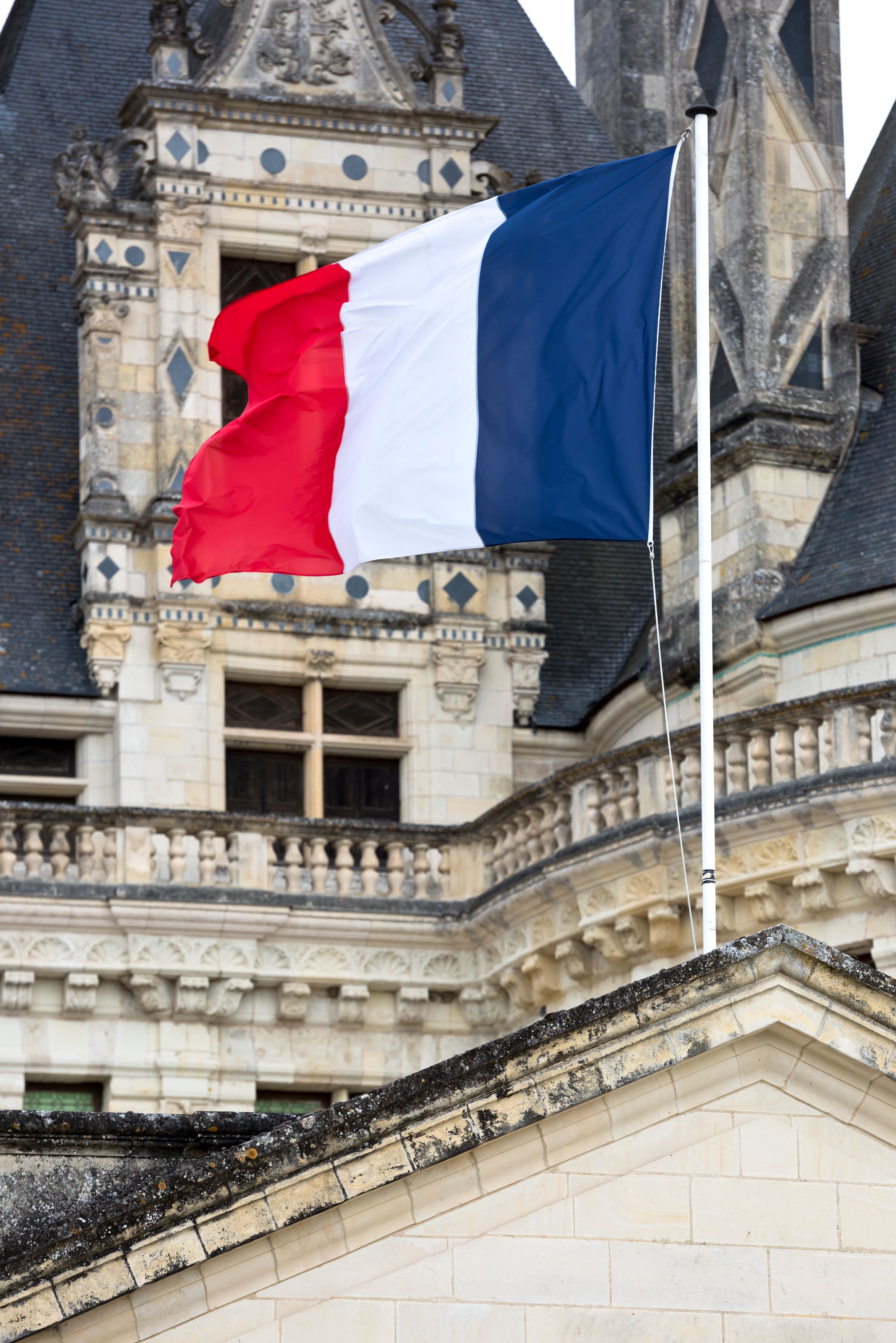 Zastava Francije na zgodovinski stavbi 1.7.2024