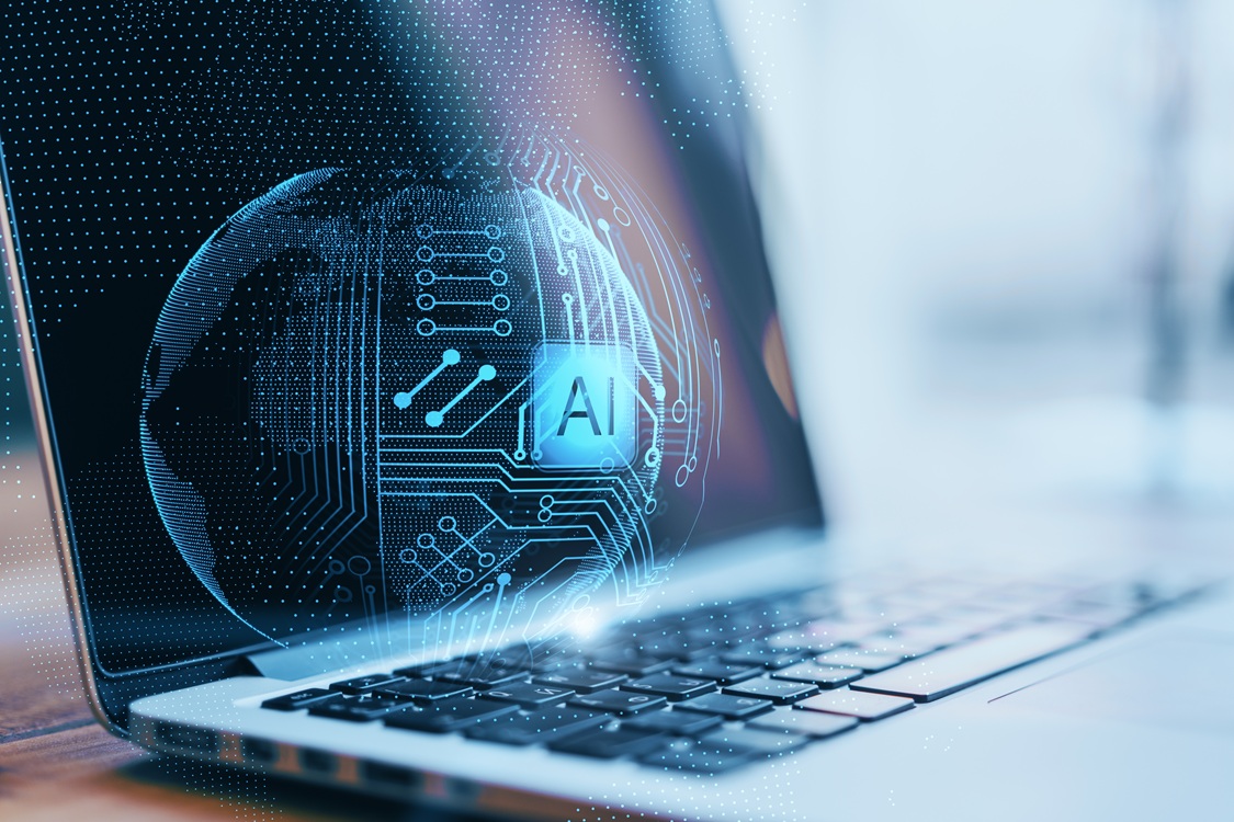 Prenosni Računalnik Z Digitalnim Prikazom Umetne Inteligence In Vezij, Ki Simbolizira Razvoj AI Tehnologije In Digitalne Infrastrukture