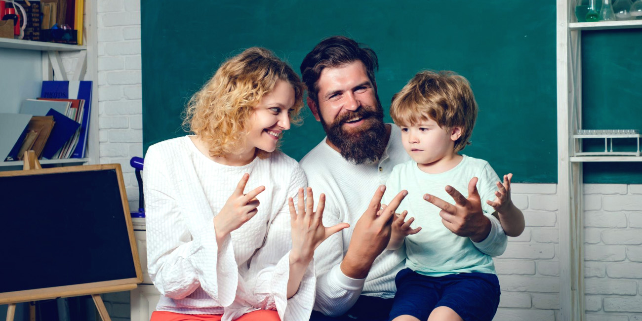 Na sliki so mati, oče in sin v učilnici