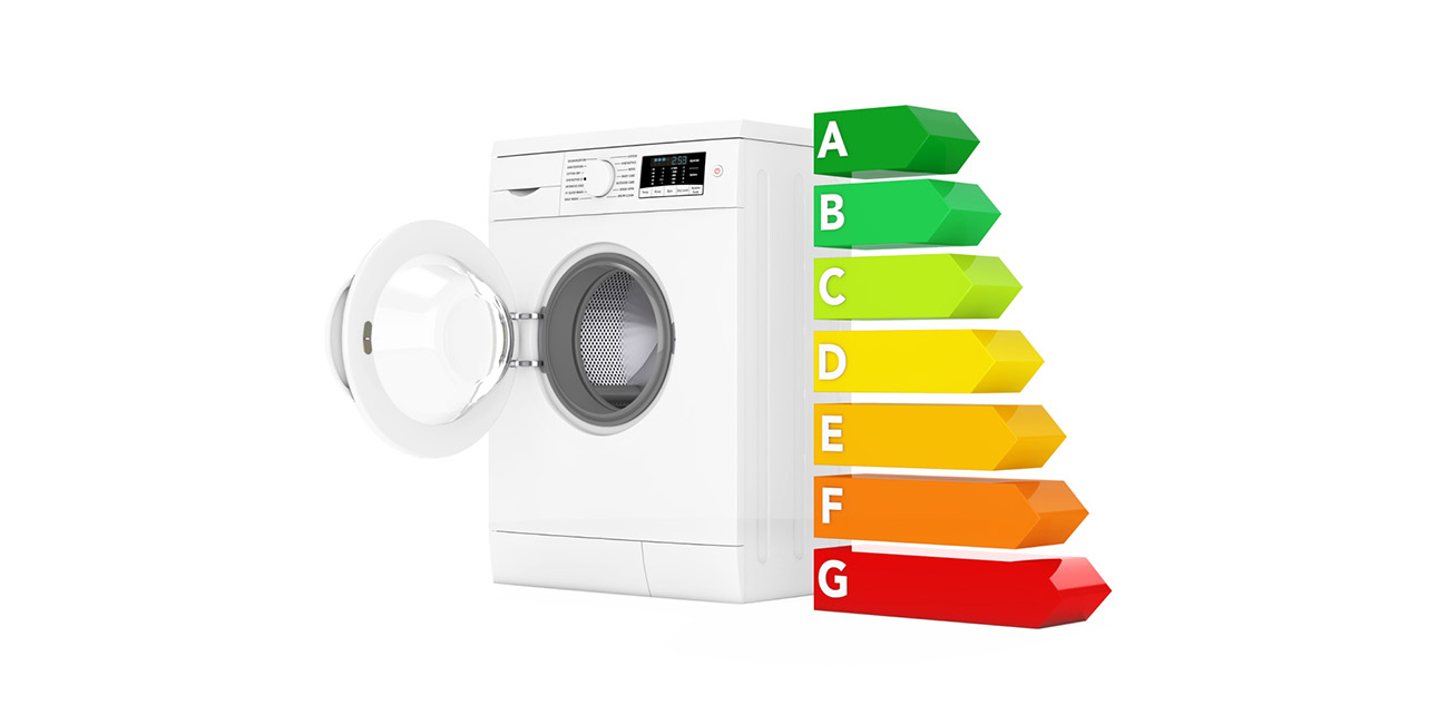 Slika prikazuje pralni stroj, poleg njega je evropska energijska lestvica učinkovitosti porabe