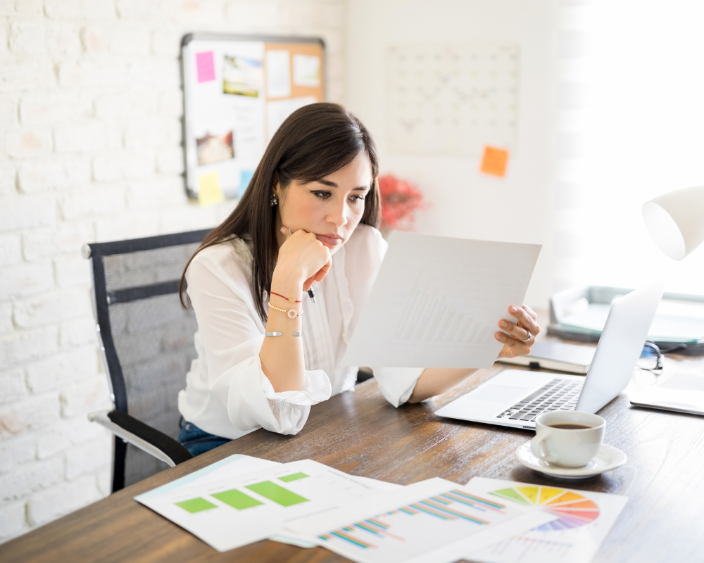 zenska za pisalno mizo z racunalnikom