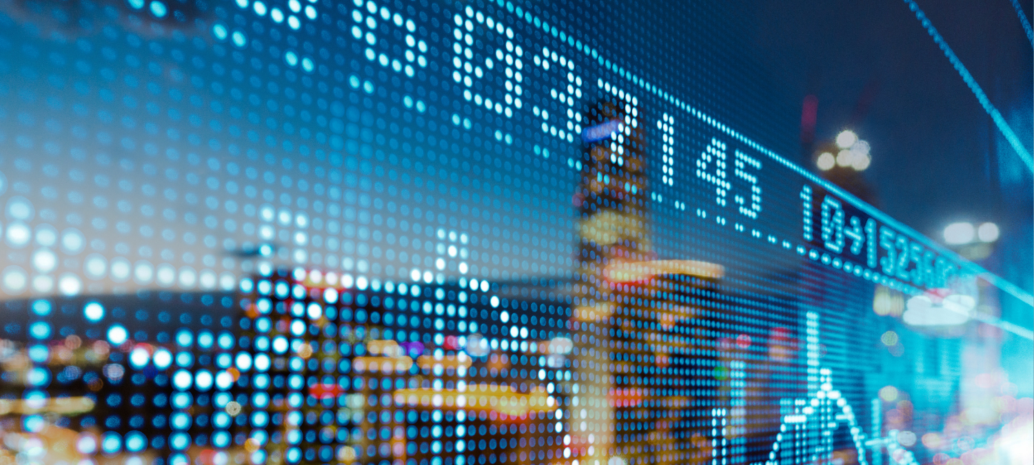 Svetleče številke in borzni podatki so prikazani na digitalnem zaslonu z mestnim ozadjem v večernem času